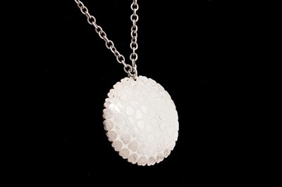 Lot 28 - A TIFFANY & CO. STERLING SILVER HEART MOTIF DISC PENDANT NECKLACE 925