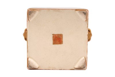 Lot 194 - A JAPANESE SATSUMA MINIATURE 'CHICKENS' TEA CADDY, KINKOZAN WORKSHOP