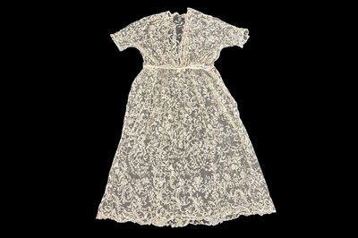 Lot 7 - AN EDWARDIAN CREAM LACE DRESS, EARLY 20TH CENTURY