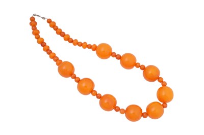 Lot 61 - AN AMBER COLOURED BEAD NECKLACE