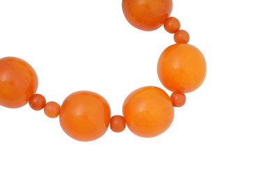 Lot 61 - AN AMBER COLOURED BEAD NECKLACE