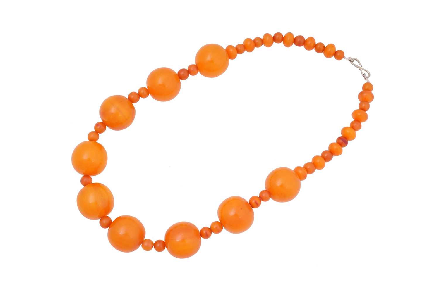 Lot 61 - AN AMBER COLOURED BEAD NECKLACE