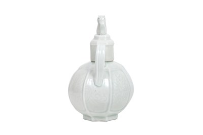 Lot 25 - A CHINESE QINGBAI WINE POT AND COVER