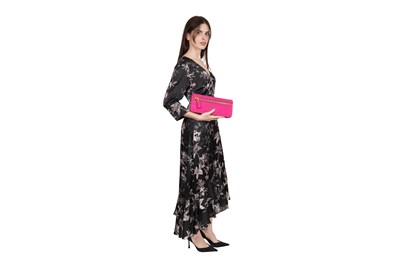 Lot 147 - TOM FORD FUCHSIA GRAINED LEATHER CLUTCH BAG