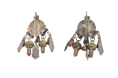 Lot 62 - A BERBER KABYLE TRIBE SILVER AND BEADWORK NECKLACE AND EARRINGS SUITE