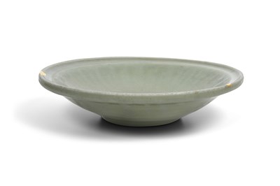 Lot 32 - A CHINESE CELADON LONGQUAN CHARGER