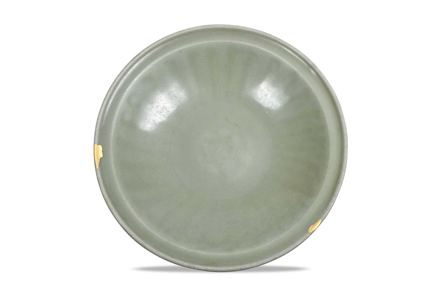 Lot 32 - A CHINESE CELADON LONGQUAN CHARGER