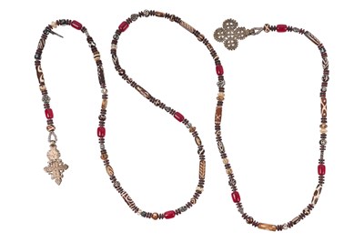 Lot 230 - AN ETHNOGRAPHIC STYLE STRAND OF WOOD, BONE AND GLASS BEADS WITH METAL PENDANTS
