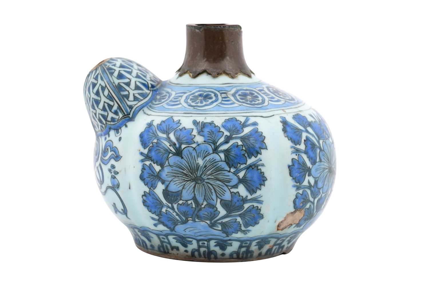 Lot 16 - A CHINESE INSPIRED BLUE AND WHITE GLAZED POTTERY KENDI