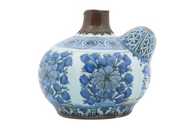 Lot 16 - A CHINESE INSPIRED BLUE AND WHITE GLAZED POTTERY KENDI