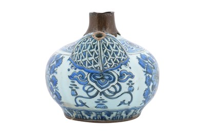 Lot 16 - A CHINESE INSPIRED BLUE AND WHITE GLAZED POTTERY KENDI