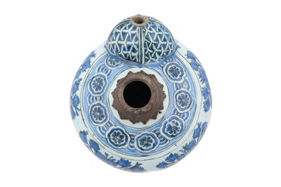 Lot 16 - A CHINESE INSPIRED BLUE AND WHITE GLAZED POTTERY KENDI