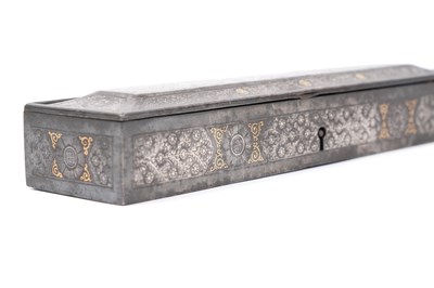 Lot 51 - AN INDIAN KOFTGARI SILVER AND GOLD INLAID STEEL PEN BOX