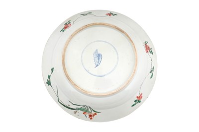 Lot 28 - A CHINESE FAMILLE VERTE CHARGER