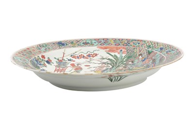 Lot 28 - A CHINESE FAMILLE VERTE CHARGER
