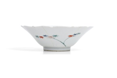 Lot 20 - A JAPANESE MOULDED KAKIEMON 'PHOENIX' BOWL
