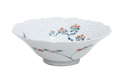 Lot 20 - A JAPANESE MOULDED KAKIEMON 'PHOENIX' BOWL