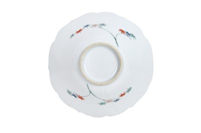 Lot 20 - A JAPANESE MOULDED KAKIEMON 'PHOENIX' BOWL