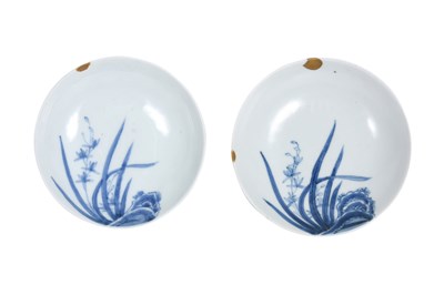 Lot 24 - A JAPANESE BLUE AND WHITE NABESHIMA ‘WISTERIA’ DISH AND TWO NABESHIMA ‘WILD ORCHID’ SAUCERS