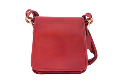 Lot 130 - A VINTAGE COACH LIPSTICK RED LEATHER SHOULDER BAG WITH ADJUSTABLE STRAP