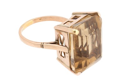 Lot 45 - A 9CT GOLD SMOKEY QUARTZ RING