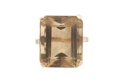 Lot 45 - A 9CT GOLD SMOKEY QUARTZ RING