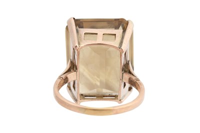 Lot 45 - A 9CT GOLD SMOKEY QUARTZ RING
