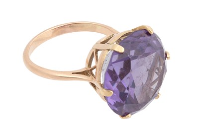 Lot 46 - A 9CT GOLD AND COLOUR CHANGING ALEXANDRITE COCKTAIL RING