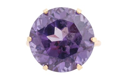 Lot 46 - A 9CT GOLD AND COLOUR CHANGING ALEXANDRITE COCKTAIL RING