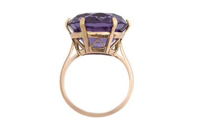Lot 46 - A 9CT GOLD AND COLOUR CHANGING ALEXANDRITE COCKTAIL RING