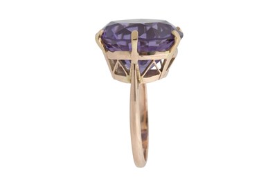 Lot 46 - A 9CT GOLD AND COLOUR CHANGING ALEXANDRITE COCKTAIL RING
