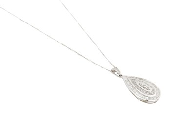 Lot 20 - A 9CT WHITE GOLD TEARDROP PENDANT NECKLACE
