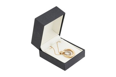 Lot 19 - A 9CT YELLOW AND WHITE GOLD PENDANT NECKLACE