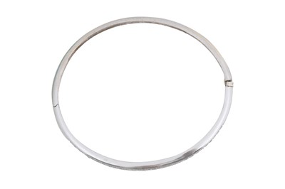 Lot 39 - A 14CT WHITE GOLD DIAMOND-SET HINGED BANGLE BRACELET