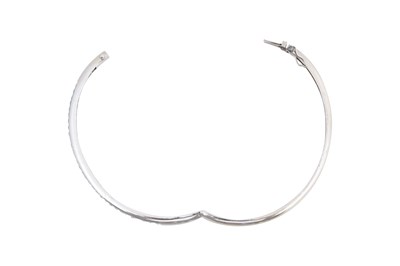 Lot 39 - A 14CT WHITE GOLD DIAMOND-SET HINGED BANGLE BRACELET