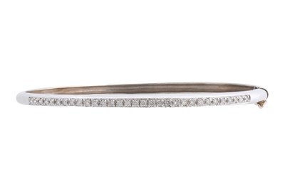 Lot 39 - A 14CT WHITE GOLD DIAMOND-SET HINGED BANGLE BRACELET