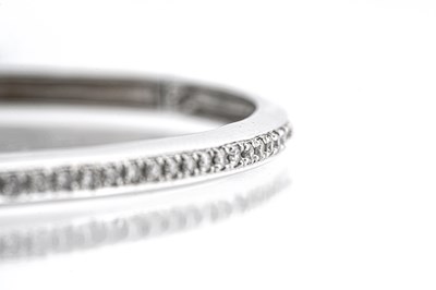 Lot 39 - A 14CT WHITE GOLD DIAMOND-SET HINGED BANGLE BRACELET