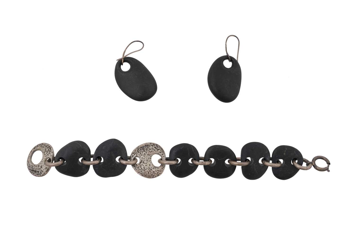 Lot 65 - A TOM BINNS 'FOUND' PEBBLE AND SILVER LINK BRACELET AND EARRINGS SET