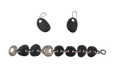 Lot 65 - A TOM BINNS 'FOUND' PEBBLE AND SILVER LINK BRACELET AND EARRINGS SET