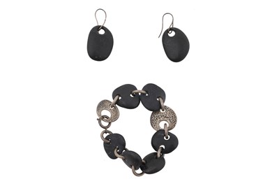 Lot 65 - A TOM BINNS 'FOUND' PEBBLE AND SILVER LINK BRACELET AND EARRINGS SET