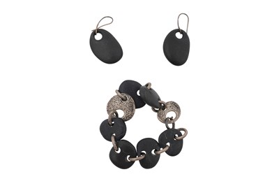 Lot 65 - A TOM BINNS 'FOUND' PEBBLE AND SILVER LINK BRACELET AND EARRINGS SET
