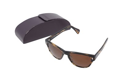 Lot 161 - A PAIR OF OLIVER PEOPLES TORTOISESHELL ACETATE SUNGLASSES