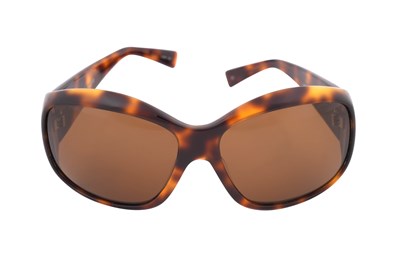 Lot 157 - A PAIR OF OLIVER PEOPLES OVERSIZED TORTOISESHELL SUNGLASSES