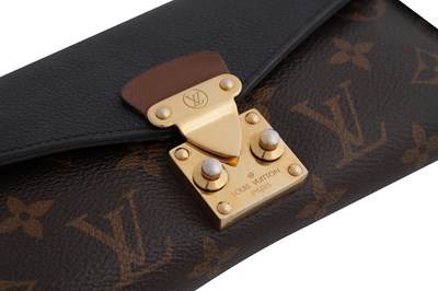 Lot 139 - A LOUIS VUITTON MONOGRAM CANVAS AND BLACK LEATHER S-LOCK LONG WALLET