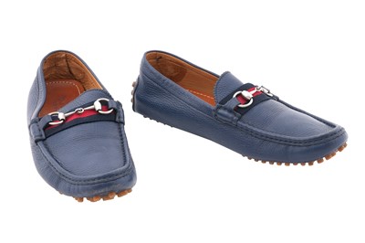 Lot 115 - A PAIR OF MEN'S GUCCI NAVY LEATHER HORSEBIT DRIVING LOAFERS WITH WEB DETAIL