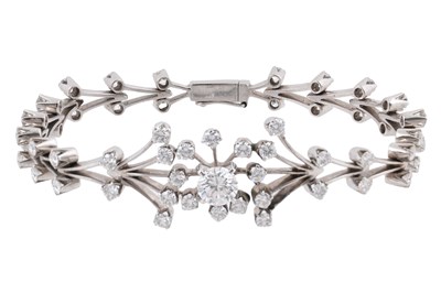 Lot 31 - AN 18CT WHITE GOLD AND DIAMOND NATURALISTIC BRACELET