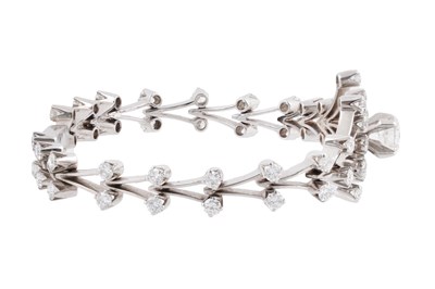 Lot 31 - AN 18CT WHITE GOLD AND DIAMOND NATURALISTIC BRACELET