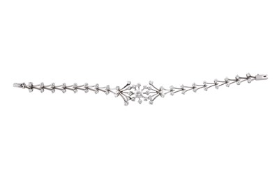 Lot 31 - AN 18CT WHITE GOLD AND DIAMOND NATURALISTIC BRACELET