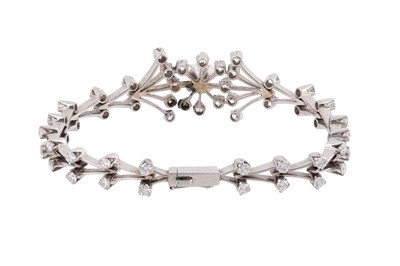 Lot 31 - AN 18CT WHITE GOLD AND DIAMOND NATURALISTIC BRACELET