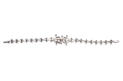Lot 31 - AN 18CT WHITE GOLD AND DIAMOND NATURALISTIC BRACELET